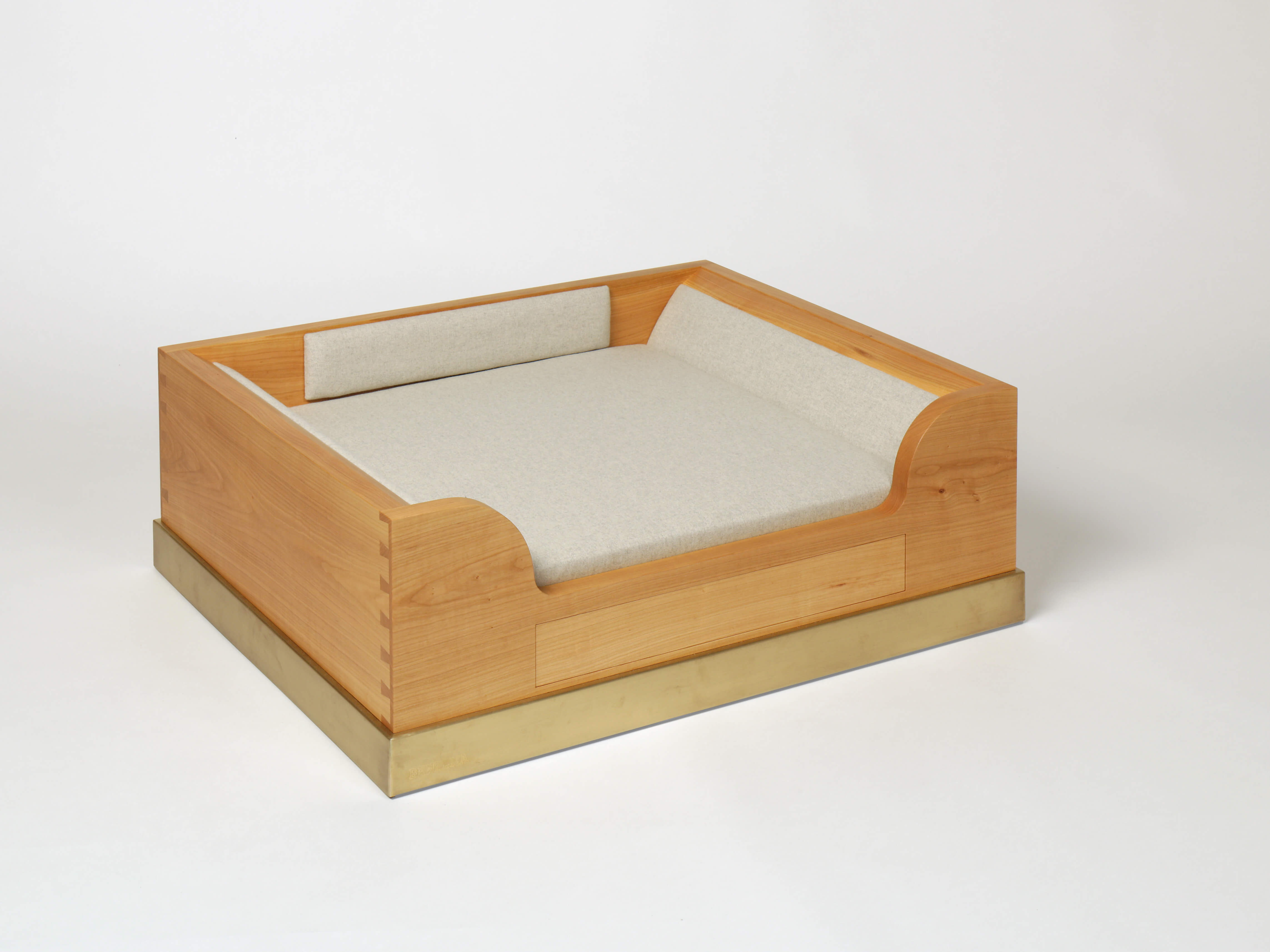 Hundethron - Hundebett aus Kirschbaum - Naturkautschuk und Filz